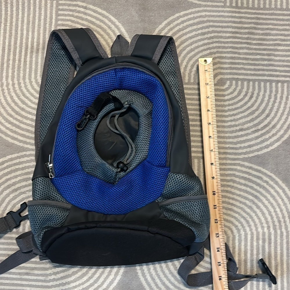 Small backpack pet carrier for small dogs or cats - Picture 3 of 4
